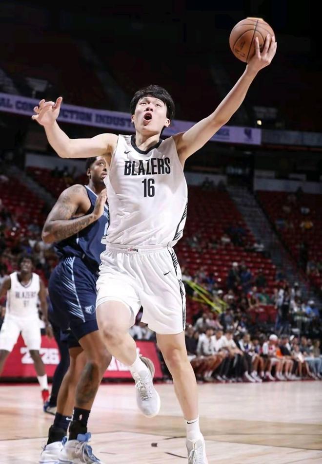 杨瀚森闪耀NBA夏季联赛，开拓者半场占优_杨瀚森闪耀NBA夏季联赛，开拓者半场占优_