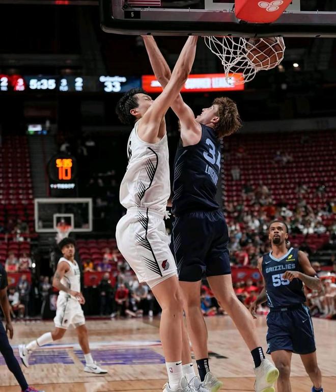 杨瀚森闪耀NBA夏季联赛，开拓者半场占优_杨瀚森闪耀NBA夏季联赛，开拓者半场占优_