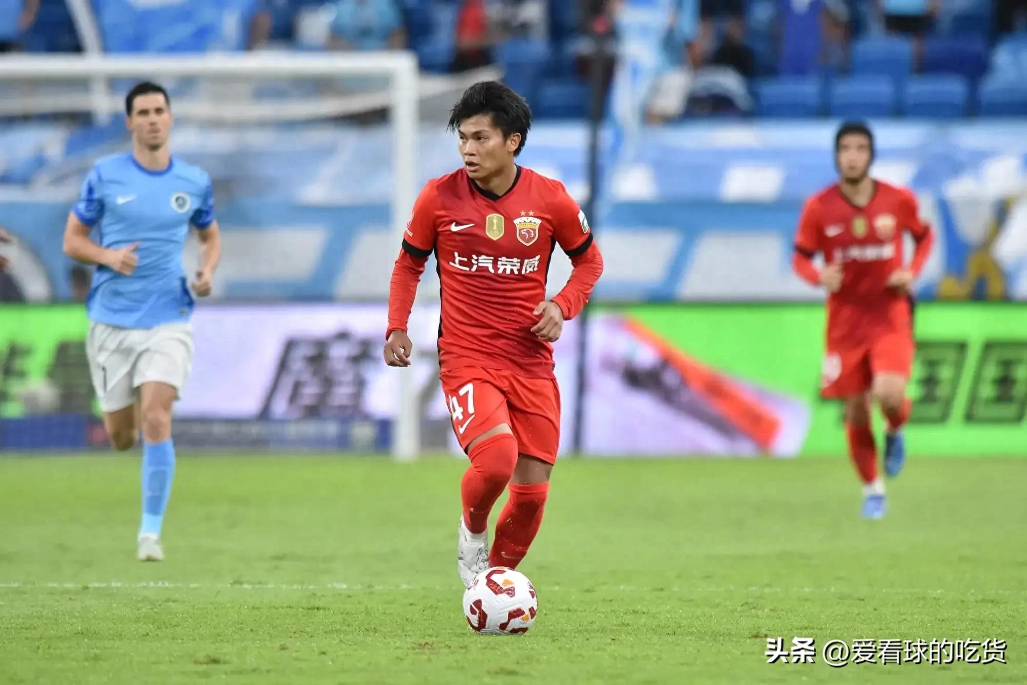 东亚杯首战！国足0:2暂时落后韩国，两人表现堪称灾难！