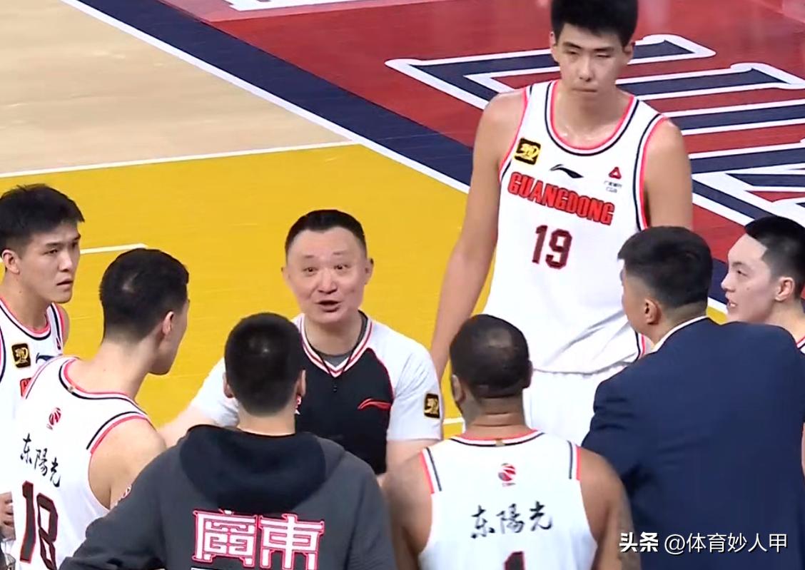 nba裁判驱逐手势动态图__裁判驱逐出场的手势
