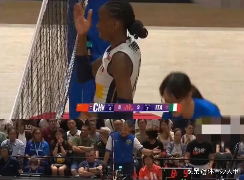 搞笑！艾格努自己摔倒，却找董禹含的麻烦，裁判送上一张黄牌_搞笑！艾格努自己摔倒，却找董禹含的麻烦，裁判送上一张黄牌_