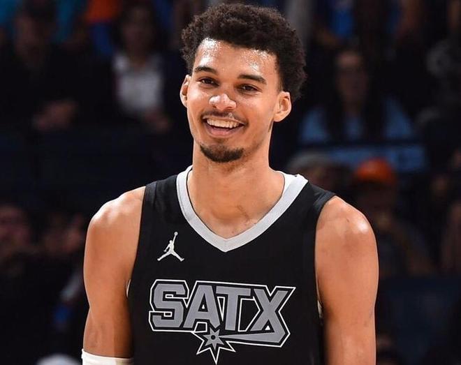 _50分+23板+11助+10帽！联盟第1！文班王者归来，他要做NBA新门面_50分+23板+11助+10帽！联盟第1！文班王者归来，他要做NBA新门面